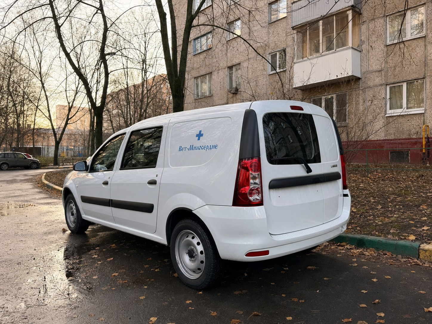 Лада Ларгус ветеринарной службы Вет-Милосердие во дворе московского дома